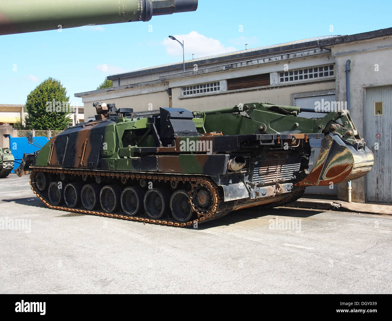 DNG-DCLTanks im Tank Museum, Saumur, Frankreich, Pic-1 Le Char de Dépannage DNG/DCL (Dépanneur Nouvelle Génération ou Dépanneur du Char Leclerc) est un-char de dépannage de la société Nexter. Ce modèle de char de dépannage est basé sur le châssis du Leclerc de remplacement des AMX-30 D Stockfoto