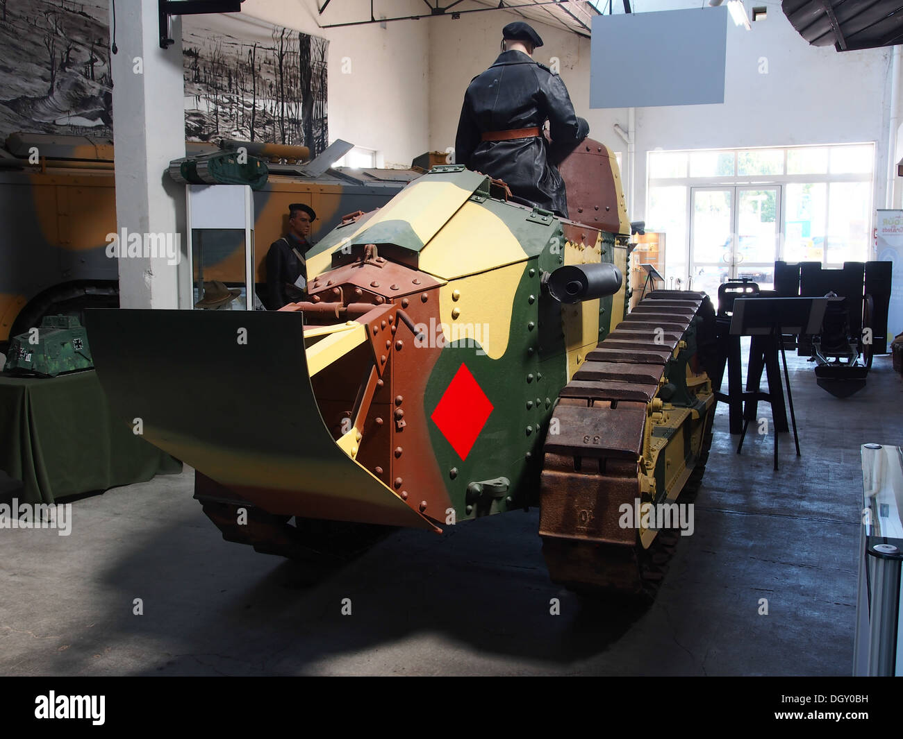 Der Renault FT 17 ist ein französischer Panzer aus dem Ersten Weltkrieg, der im Panzermuseum in Saumur ausgestellt wird. Dieser Tank gilt als einer der ersten modernen Tanks aufgrund seines vollständig drehbaren Revolvers und seines revolutionären Designs. Stockfoto