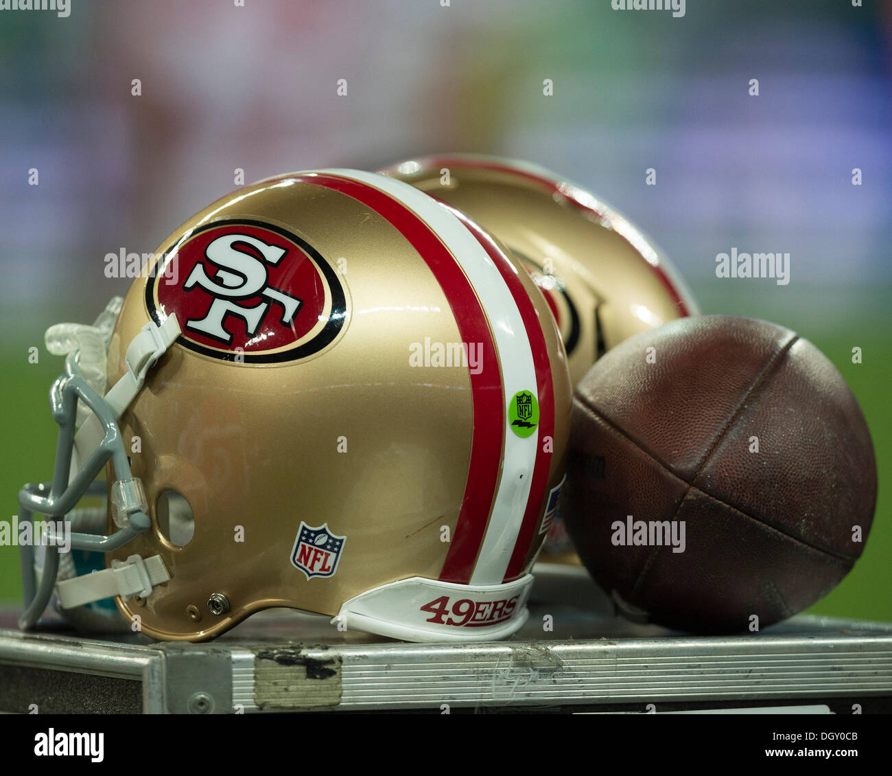 London, UK. 27. Oktober 2013. San Francisco 49er Helm und Ball. Die NFL International Series Spiel San Francisco 49ers V Jacksonville Jaguars im Wembley-Stadion. Bildnachweis: Aktion Plus Sport/Alamy Live-Nachrichten Stockfoto