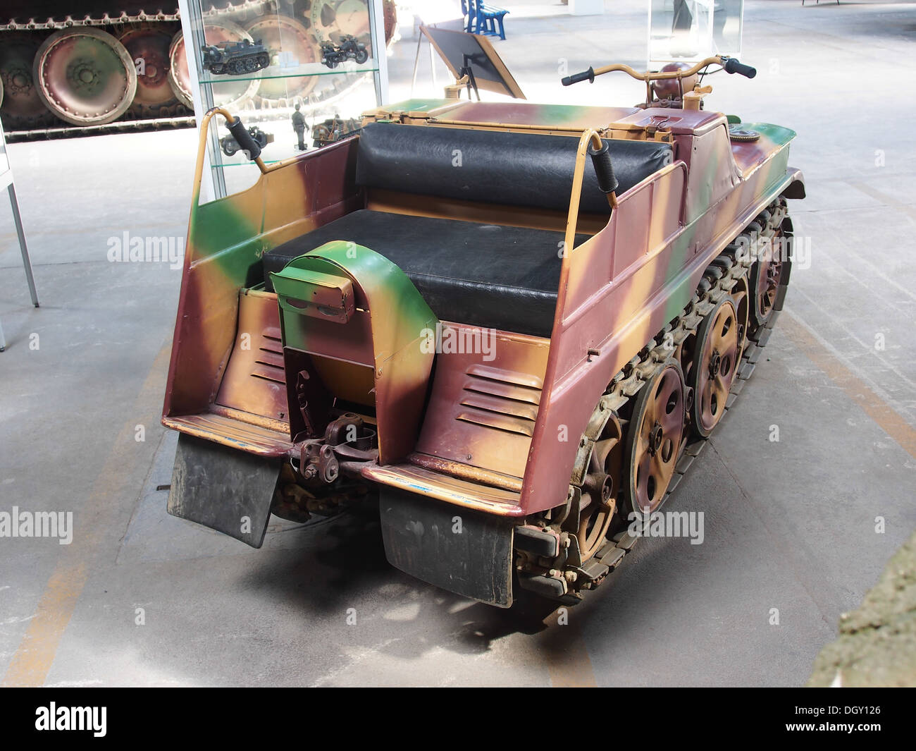Die SdKfz 2 Kettenkrad ist ein Halbspurmotorrad, das während des Zweiten Weltkriegs vom deutschen Militär eingesetzt wurde. Sie wird im Panzermuseum in Saumur ausgestellt und unterstreicht seine Rolle im militärischen Transport und in der Aufklärung. Stockfoto