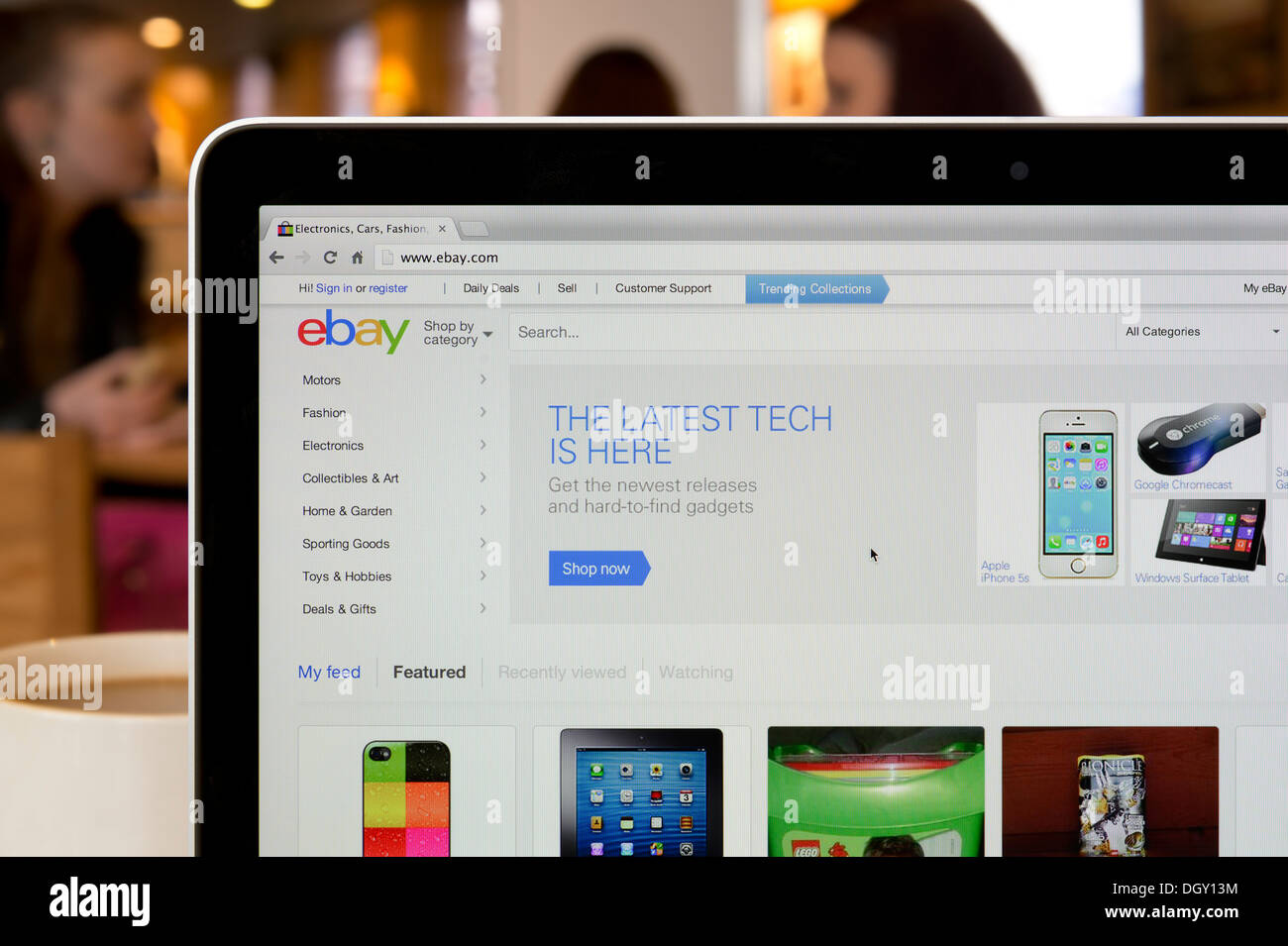 Die Ebay-Website erschossen in einem Coffee-Shop-Umfeld (nur zur redaktionellen Verwendung: print, TV, e-Book und redaktionelle Webseite). Stockfoto