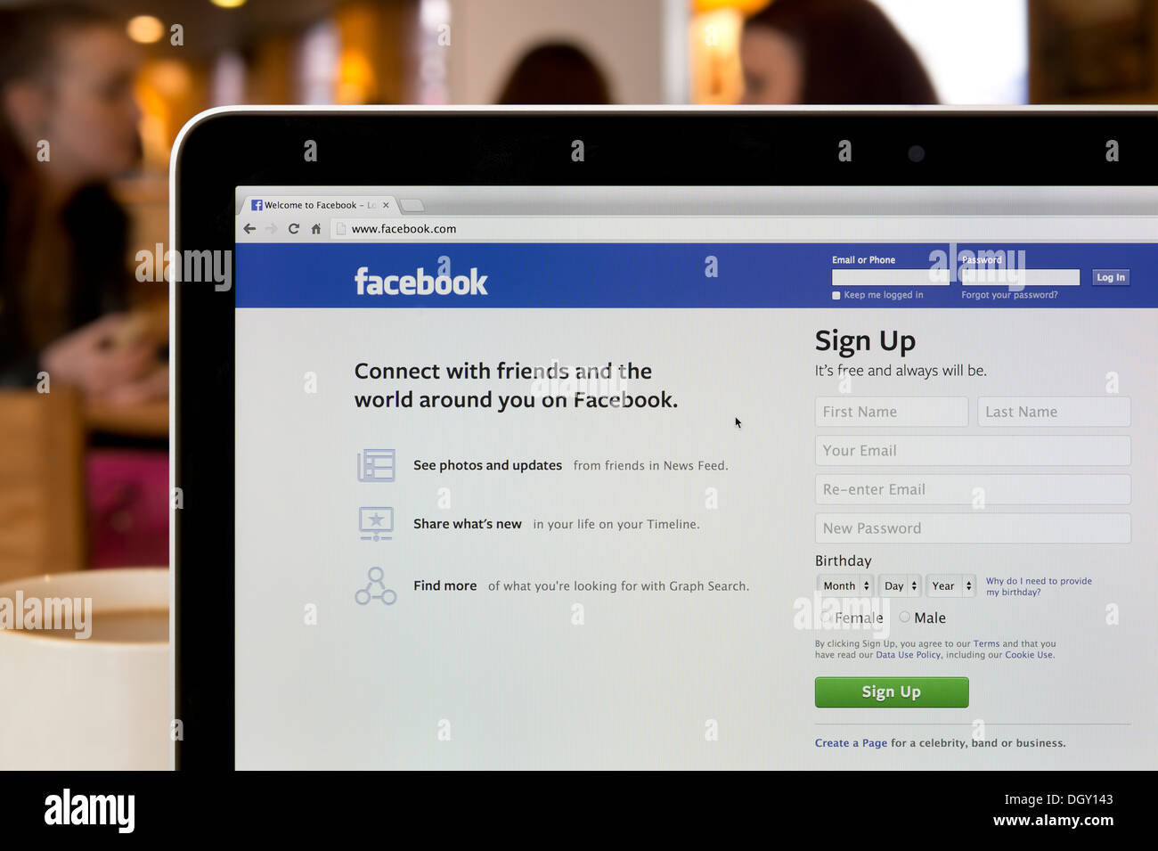 Die Facebook-Website erschossen in einem Coffee-Shop-Umfeld (nur zur redaktionellen Verwendung: print, TV, e-Book und redaktionelle Webseite). Stockfoto