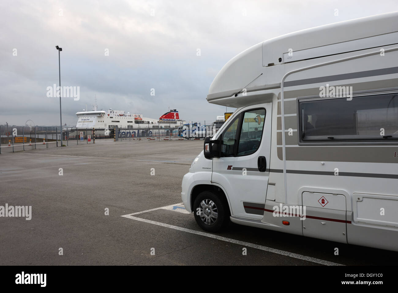 Wohnmobile und Reisemobile warten auf die Fähre auf die Stena terminal in Birkenhead liverpool Stockfoto