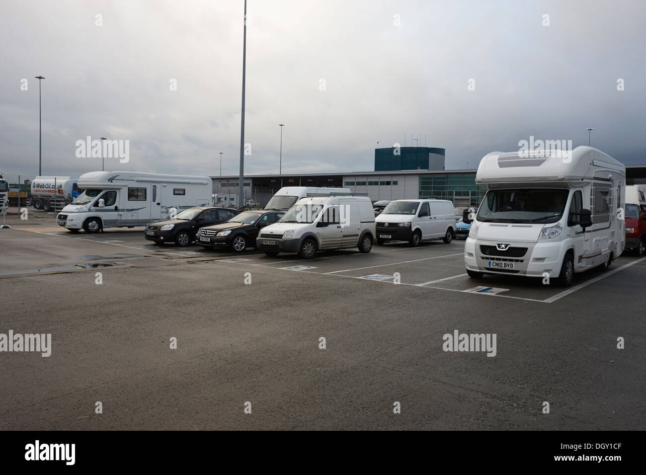 Wohnmobile und Reisemobile warten auf die Fähre auf die Stena terminal in Birkenhead liverpool Stockfoto