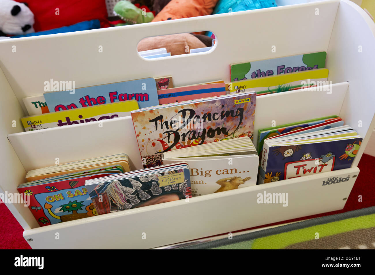 junge Kinderbücher in einem Speicherbereich Stockfoto