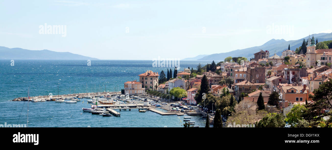 Stadtbild von Volosko in der Nähe von Opatija am Mittelmeer in Kvarner Bucht, Istrien, Kroatien, Europa, Volosko, Kroatien Stockfoto
