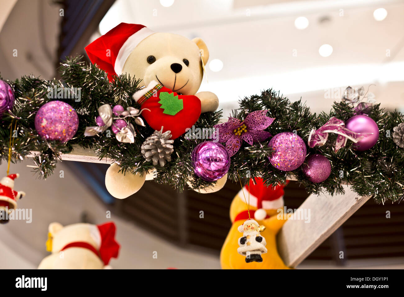 Weihnachten Dekorationen Teddybär mit Hut und Strumpf Stockfoto