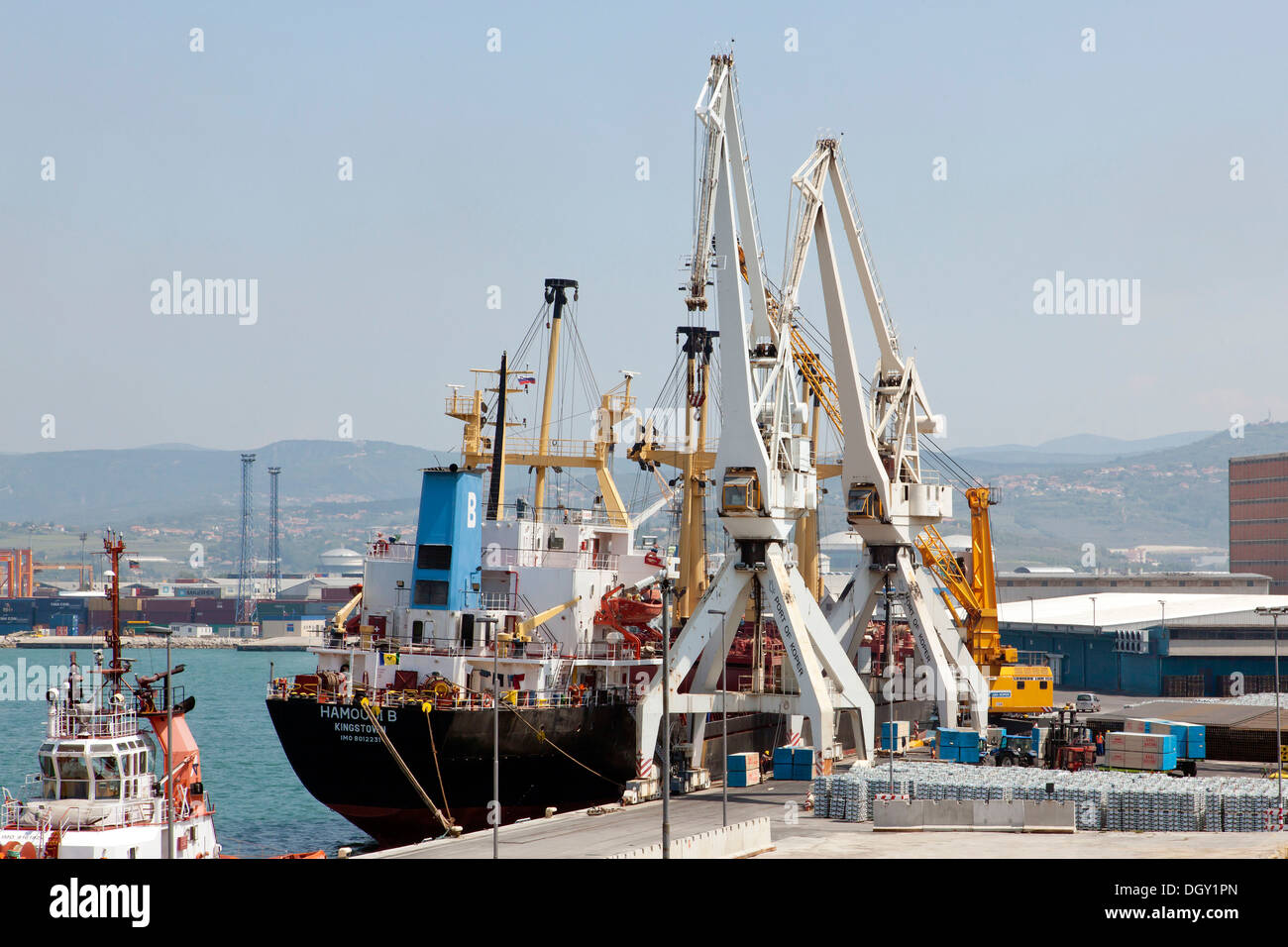 Frachter im Hafen von Koper, Slowenien, Europa, Koper, slowenischen Küstenland, Slowenien entladen wird Stockfoto