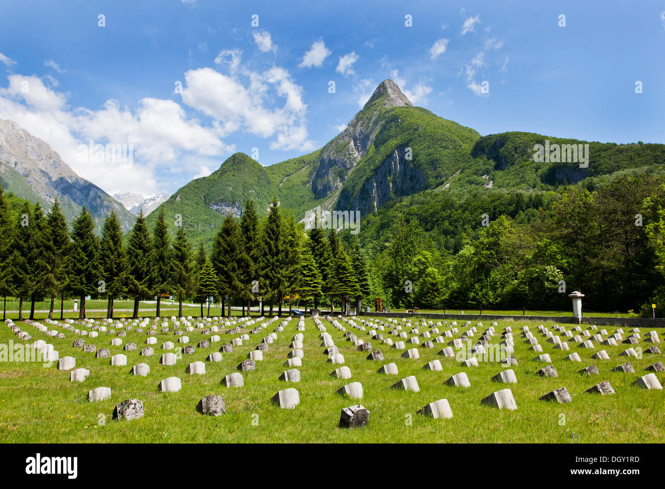 Friedhof der gefallenen vom ersten Weltkrieg im Soca-Tal im Triglav National Park, Julischen Alpen, in der Nähe von Bovec, Slowenien Stockfoto