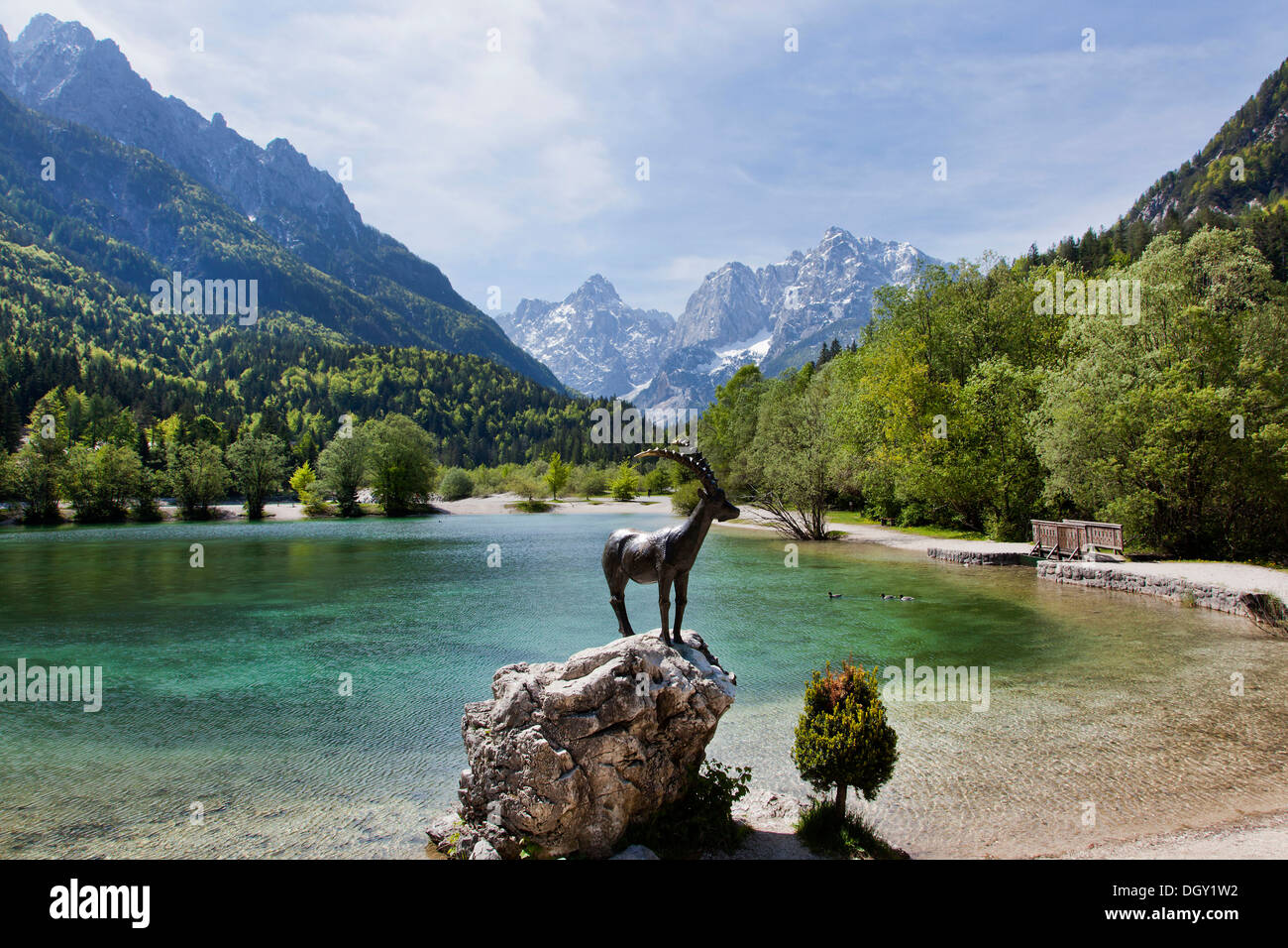 Steinbock-Skulptur am See Jasna im Triglav National Park, Julischen Alpen, in der Nähe von Kranjska Gora, Slowenien, Europa Stockfoto