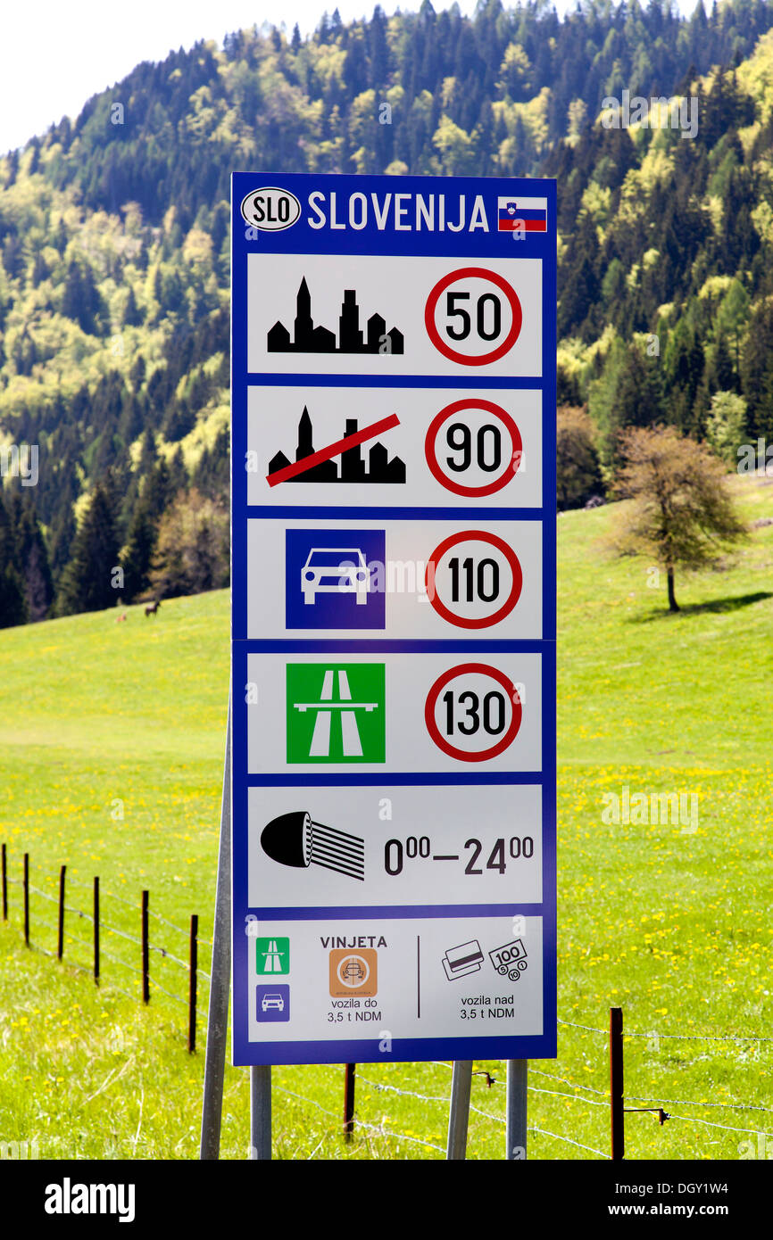 Geschwindigkeitsbegrenzungen unterzeichnen in Slowenien, in der Nähe von Kranjska Gora, Slowenien, Europa Stockfoto