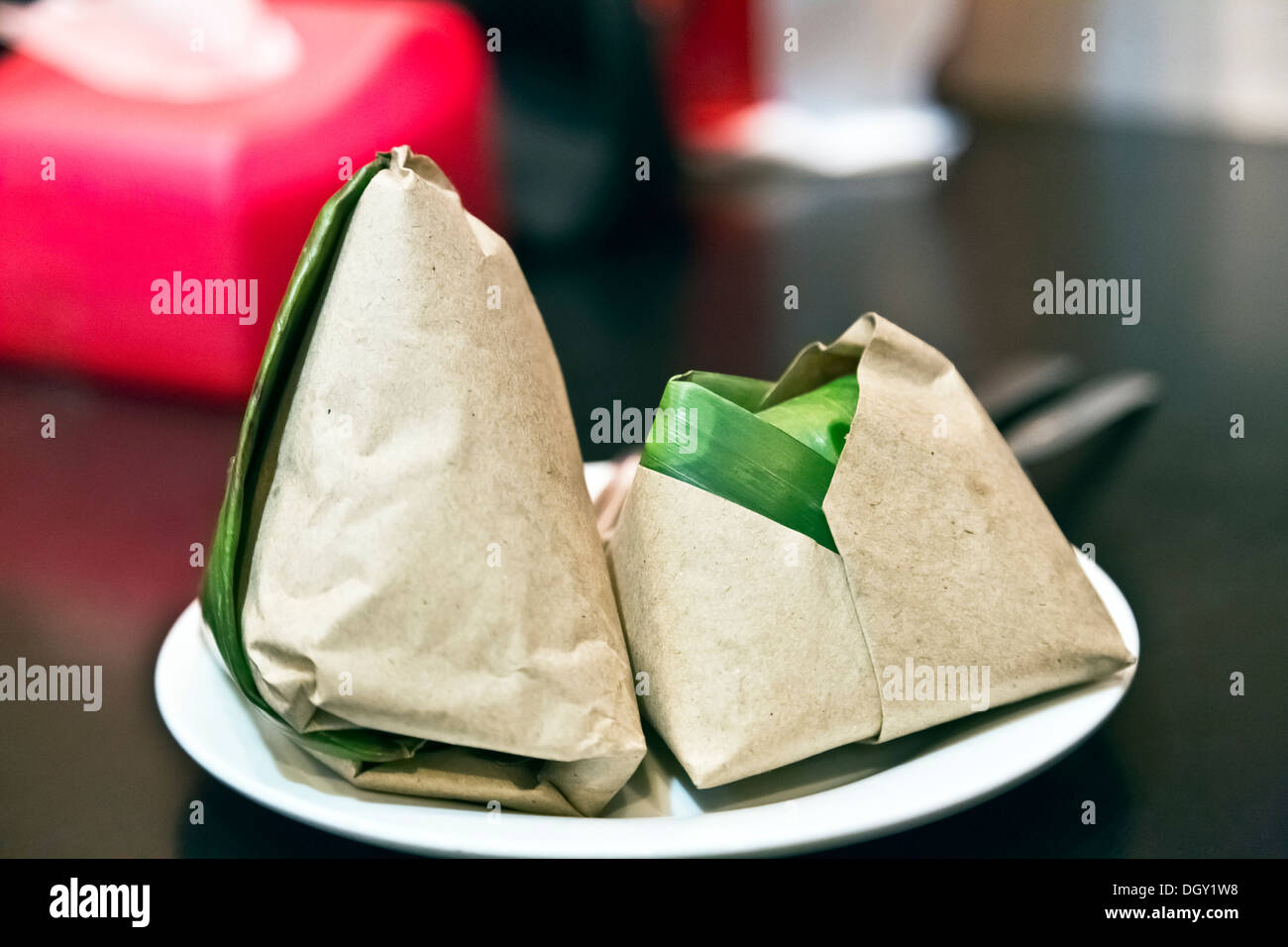 Nasi Lemak Packungen eingewickelt in Bananenblätter und braune Papiere Stockfoto