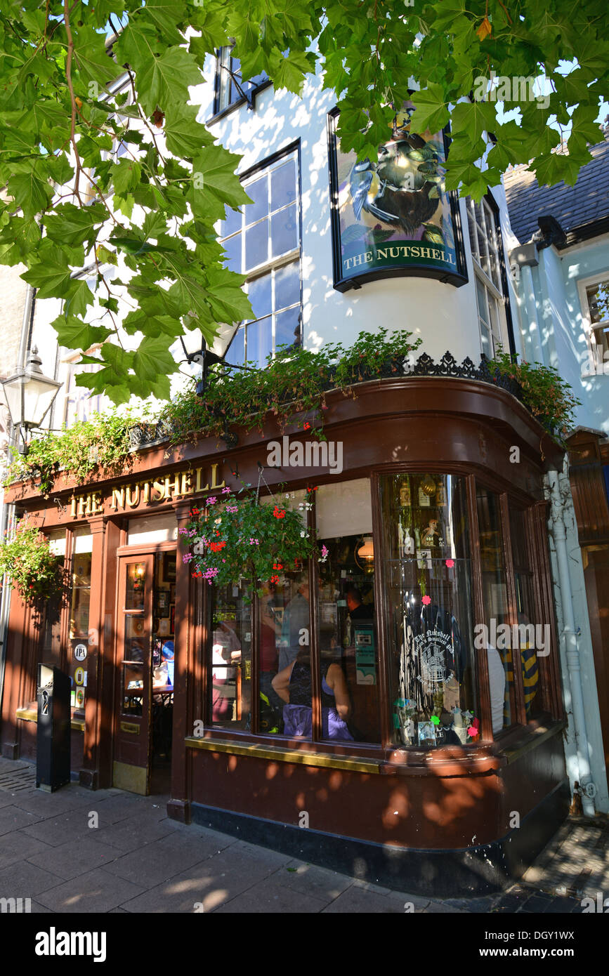 Die Nussschale Pub (Großbritanniens kleinste Pub), The durchqueren, Bury St Edmunds, Suffolk, England, Vereinigtes Königreich Stockfoto