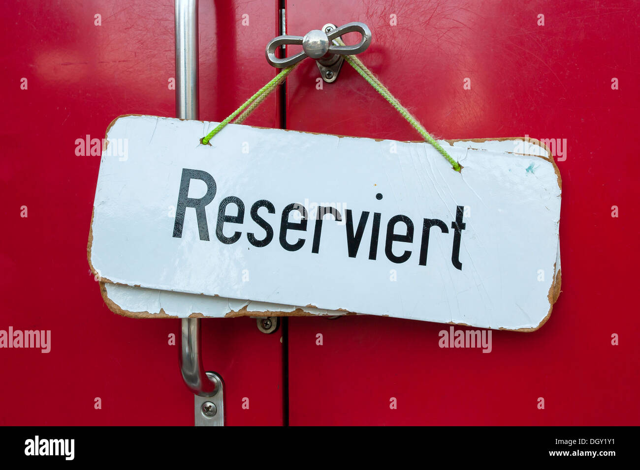 Zeichen, "Reserviert", Deutsch für "Reserviert" in einem Zugabteil eine historische Zahnradbahn Grindelwald, Kanton Bern Stockfoto