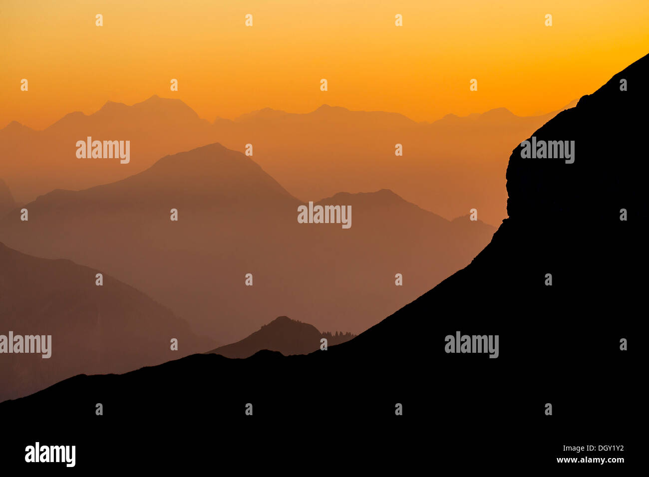 Blick vom Faulhorn Mountain, 2681m, zu den Bergen der Berner Alpen bei Sonnenuntergang, Grindelwald, Kanton Bern Stockfoto