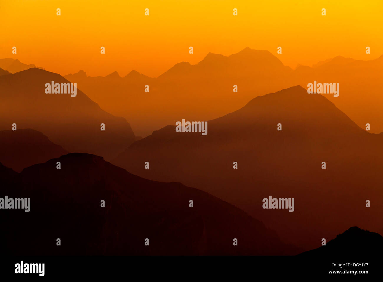 Blick vom Faulhorn Mountain, 2681m, zu den Bergen der Berner Alpen bei Sonnenuntergang, Grindelwald, Kanton Bern Stockfoto