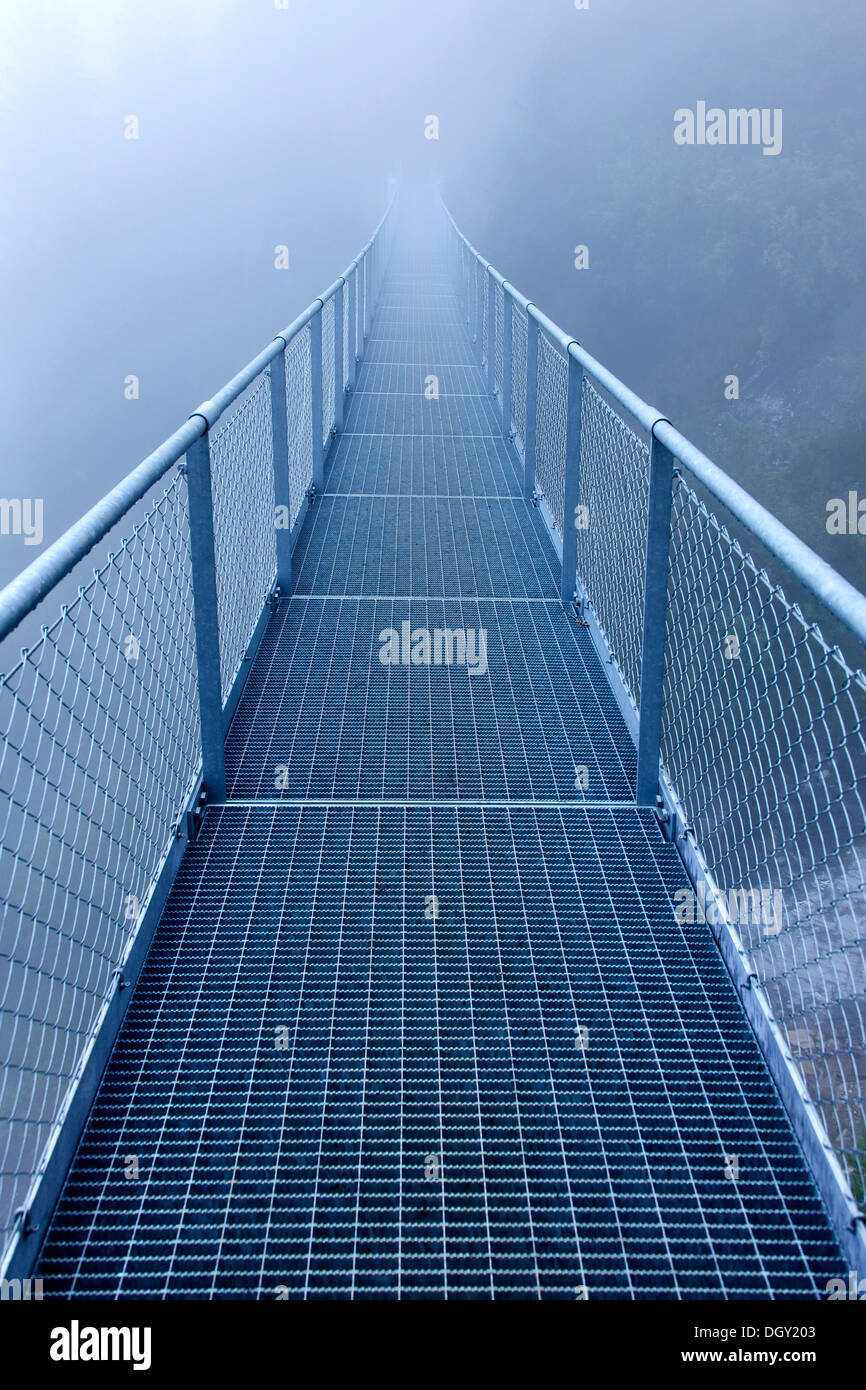 Stahlbrücke in Nebel überqueren eine Alpine Stream Bei Algund, Südtirol Provinz Trentino-Alto Adige, Italien Stockfoto