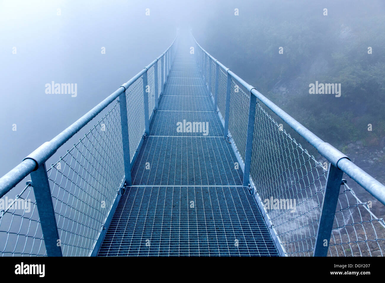 Stahlbrücke in Nebel überqueren eine Alpine Stream Bei Algund, Südtirol Provinz Trentino-Alto Adige, Italien Stockfoto