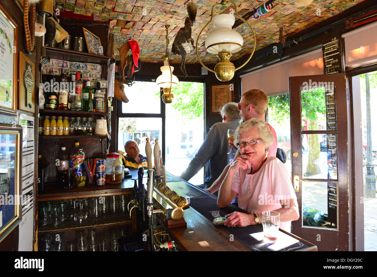 Innenansicht des The Pub Nussschale (Großbritanniens kleinste Kneipe), The durchqueren, Bury St Edmunds, Suffolk, England, Vereinigtes Königreich Stockfoto