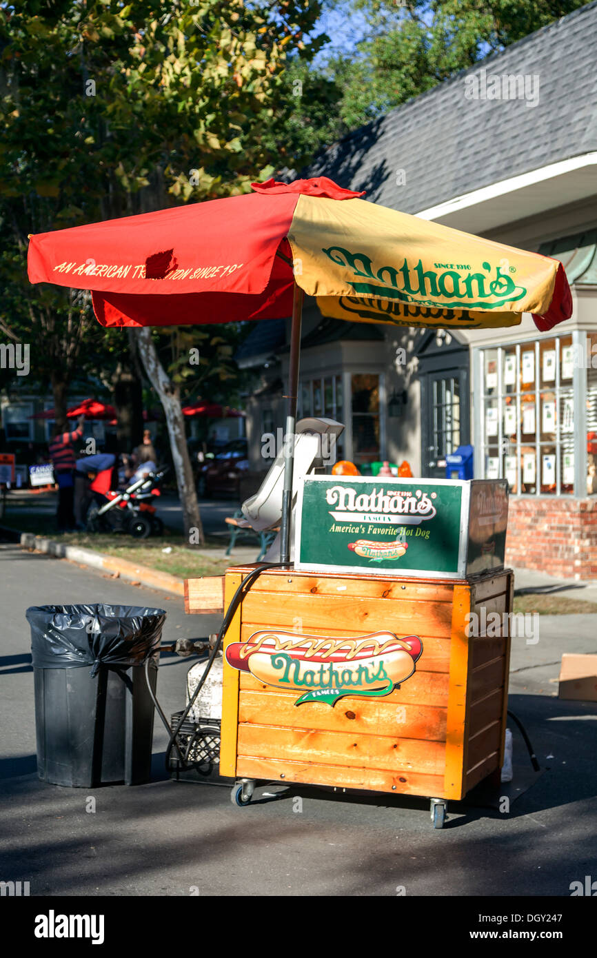 Eine tragbare Nathan Hotdog-Stand auf der Straße in die Mount Dora Festival Handwerksmesse. Stockfoto