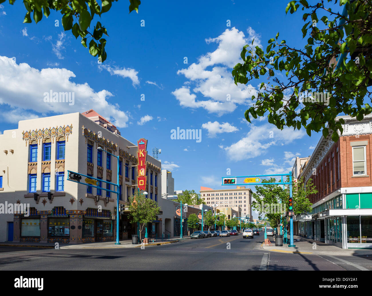 Hauptallee (alte Route 66) und historische KiMo Theater in der Innenstadt von Albuquerque, New Mexico, USA Stockfoto