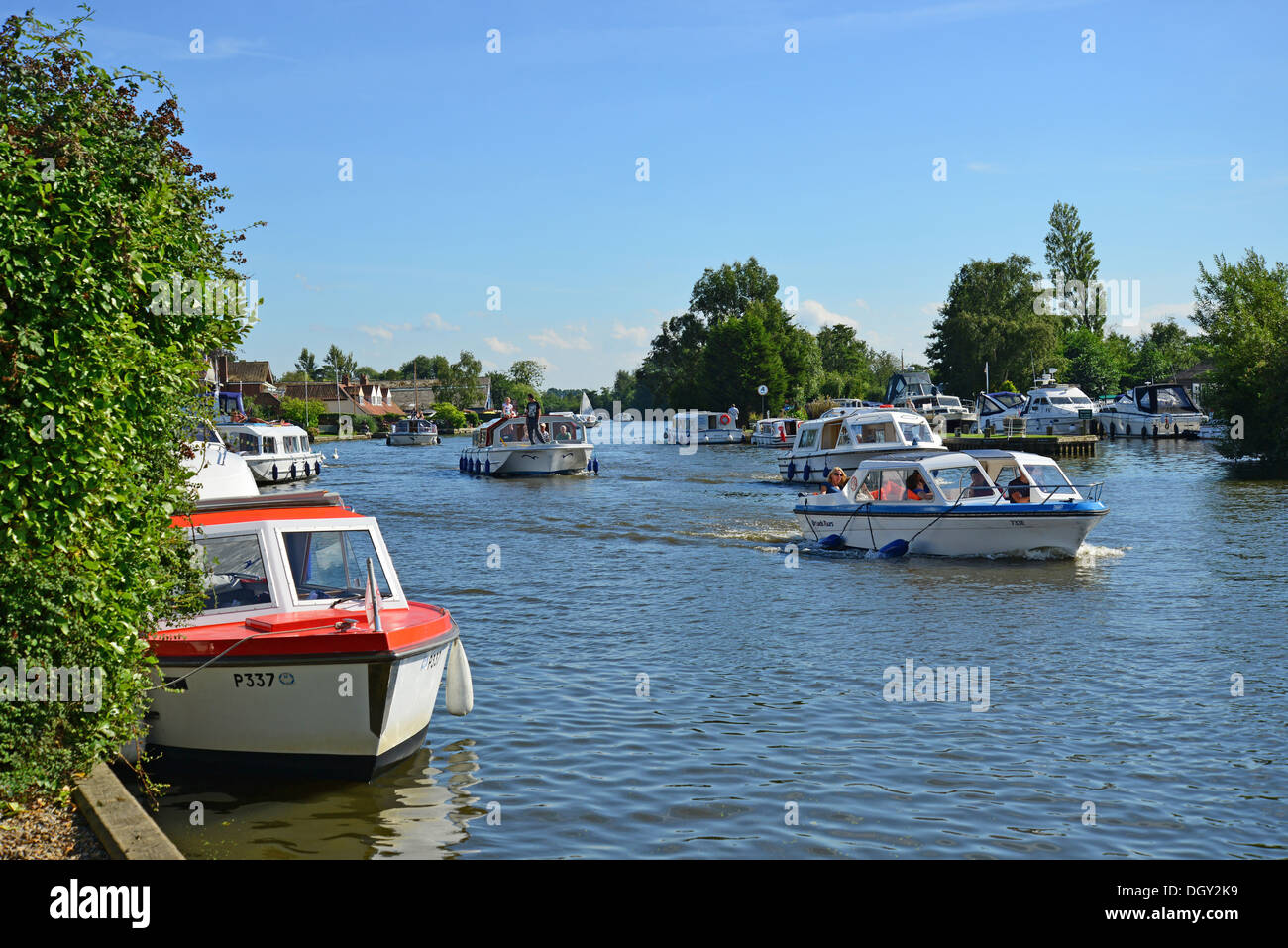 Boote am Fluss Bure, Horning, Norfolk Broads, Norfolk, England, Vereinigtes Königreich Stockfoto