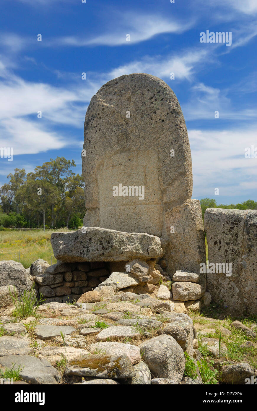 Prähistorische megalithischen Grab System Tomba di Gigante di Coddu Vecchju, Bronzezeit, 1800 v. Chr., Arzanchena, Sardinien, Italien Stockfoto