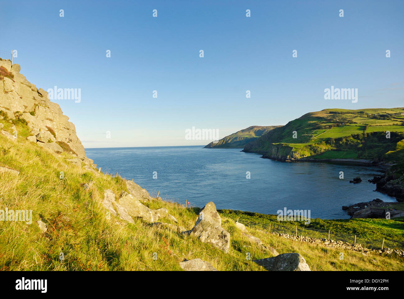 Küstenlandschaft mit üppigen grünen Klippen, späten Nachmittag Stimmung auf Torr Head, Nordirland, Vereinigtes Königreich, Europa Stockfoto