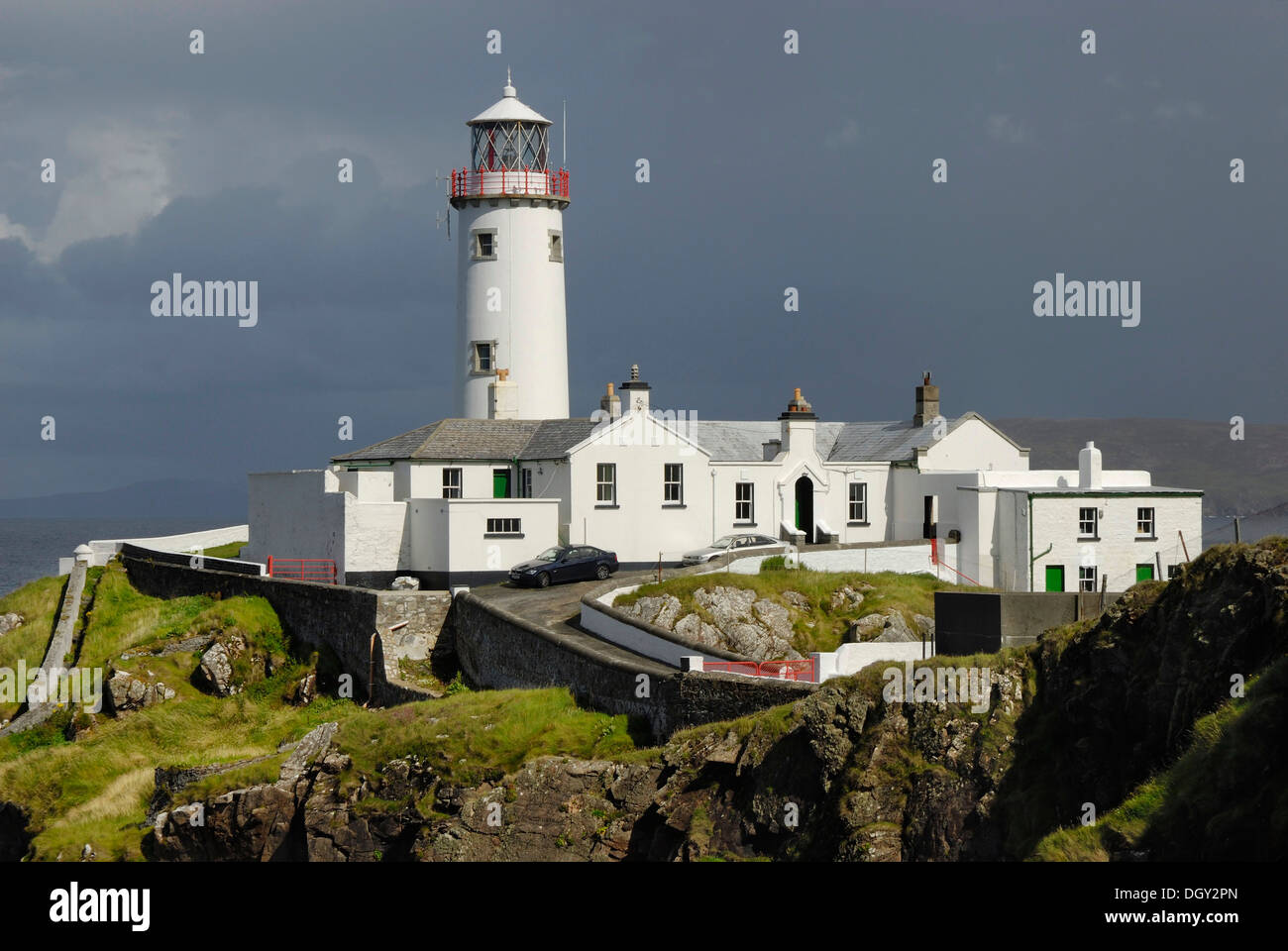 Fanad Head Lighthouse auf felsigen Klippen Regen Dusche, County Donegal, Irland, Europa Stockfoto