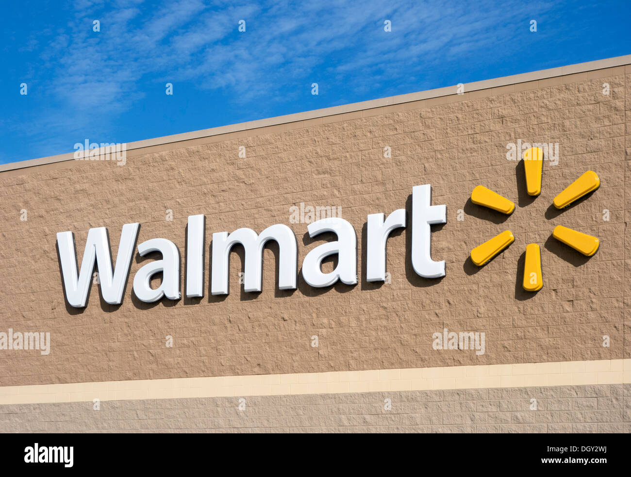 Walmart-Logo auf der Außenseite ein Supercenter in Haines City, Zentral-Florida, USA Stockfoto