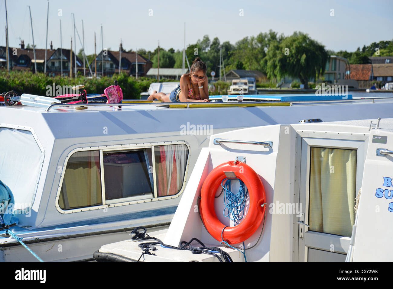Boote am Fluss Bure, Horning, Norfolk Broads, Norfolk, England, Vereinigtes Königreich Stockfoto