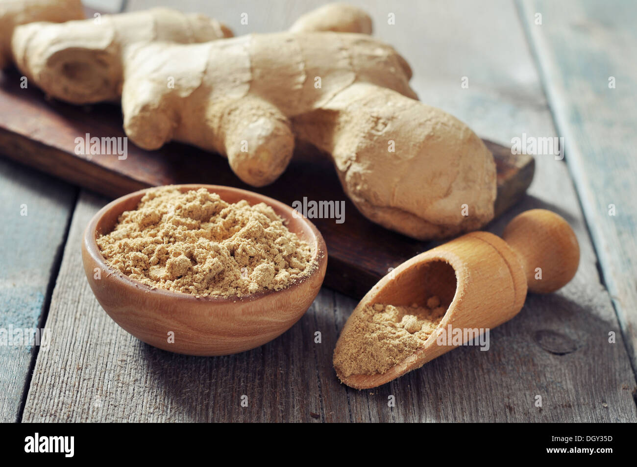 Frische Ingwerwurzel und Boden Ingwer Gewürz auf hölzernen Hintergrund Stockfoto