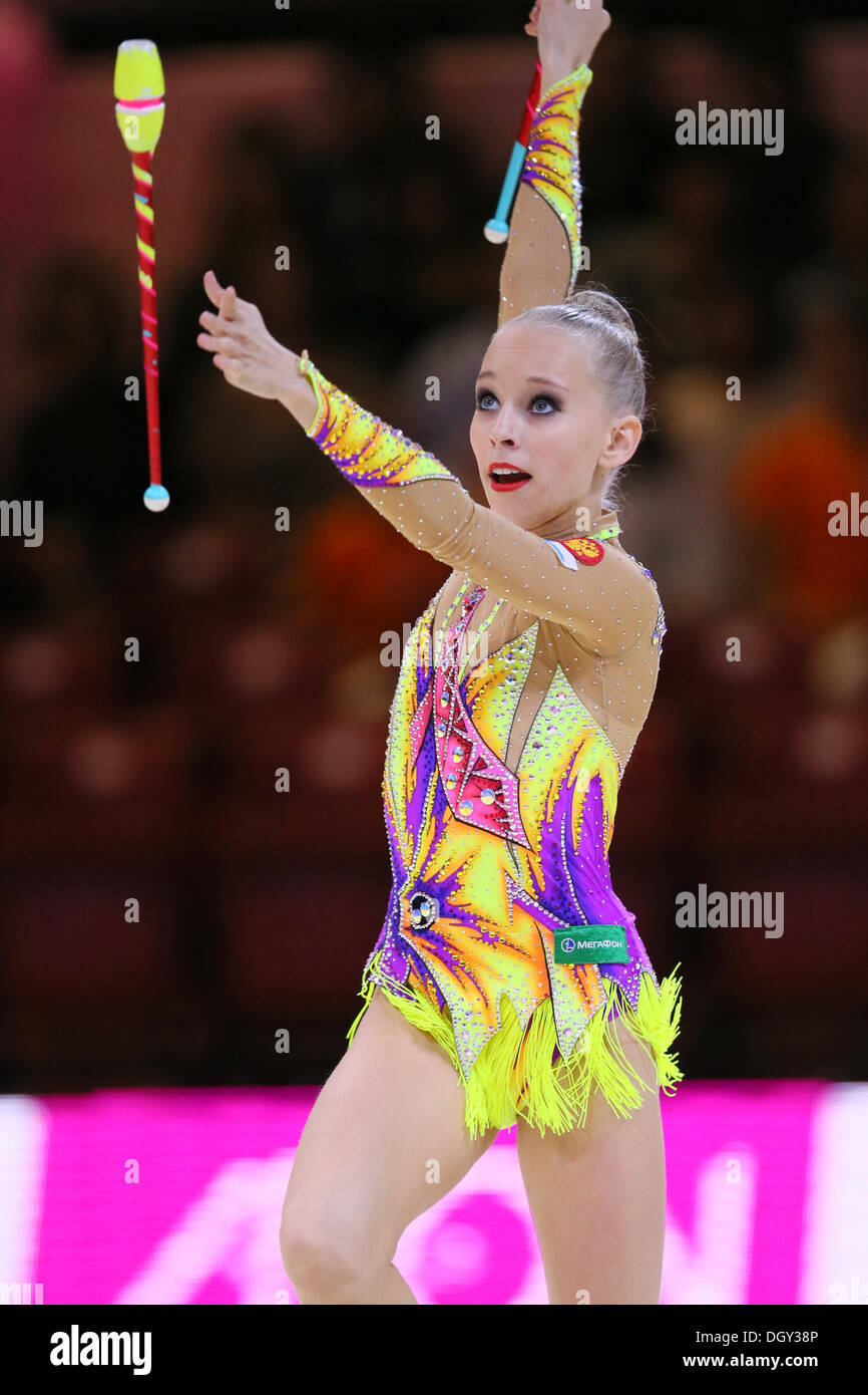 Tokyo Metropolitan Gymnasium, Tokio, Japan. 26. Oktober 2013. Yana Kudryavtseva (RUS), 26. Oktober 2013 - Rhythmische Sportgymnastik: AEON CUP 2013 weltweit r.g. Clubmeister am Tokyo Metropolitan Gymnasium, Tokio, Japan. © YUTAKA/AFLO SPORT/Alamy Live-Nachrichten Stockfoto