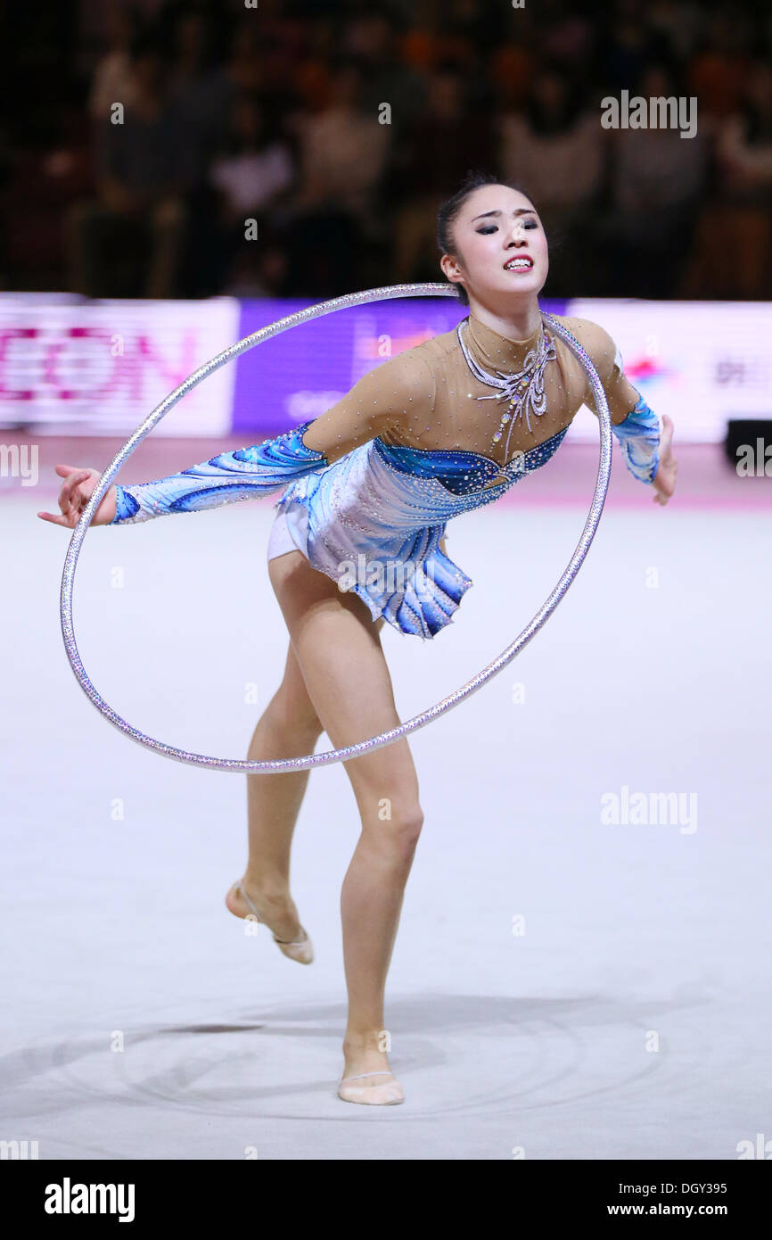 Tokyo Metropolitan Gymnasium, Tokio, Japan. 26. Oktober 2013. Sakura Hayakawa (JPN), 26. Oktober 2013 - Rhythmische Sportgymnastik: AEON CUP 2013 weltweit r.g. Clubmeister am Tokyo Metropolitan Gymnasium, Tokio, Japan. © YUTAKA/AFLO SPORT/Alamy Live-Nachrichten Stockfoto