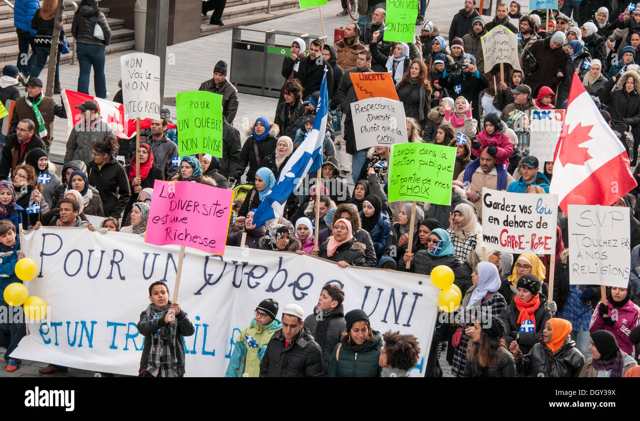 Montreal, Kanada. 27. Oktober 2013. Tausende von Demonstranten marschierten durch die Innenstadt von Montreal, ihre Unzufriedenheit mit der neuen vorgeschlagenen Quebec Charta der Werte zeigen, die Mitarbeiter tragen religiöse Zeichen im Staatsdienst Quebec verbieten will. © Megapress/Alamy Live-Nachrichten Stockfoto