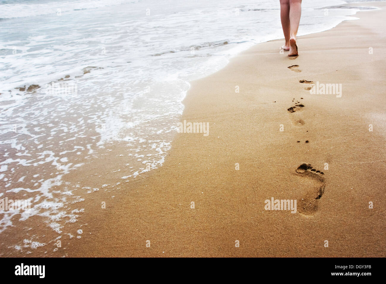 Fußstapfen druckt links auf Sand in Menorca, Spanien Stockfoto