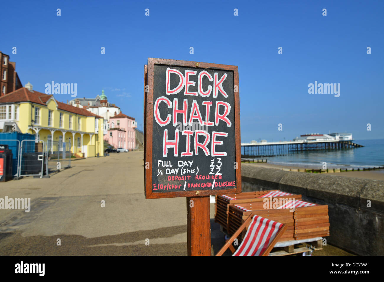 Liegestuhl-Verleih an Strandpromenade, Cromer, Norfolk, England, Vereinigtes Königreich England, Vereinigtes Königreich Stockfoto
