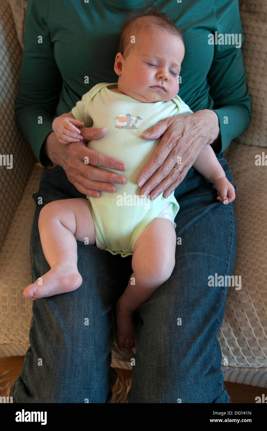 Nahaufnahme von einer Großmutter, die ihre kleine Enkelin kuscheln Stockfoto