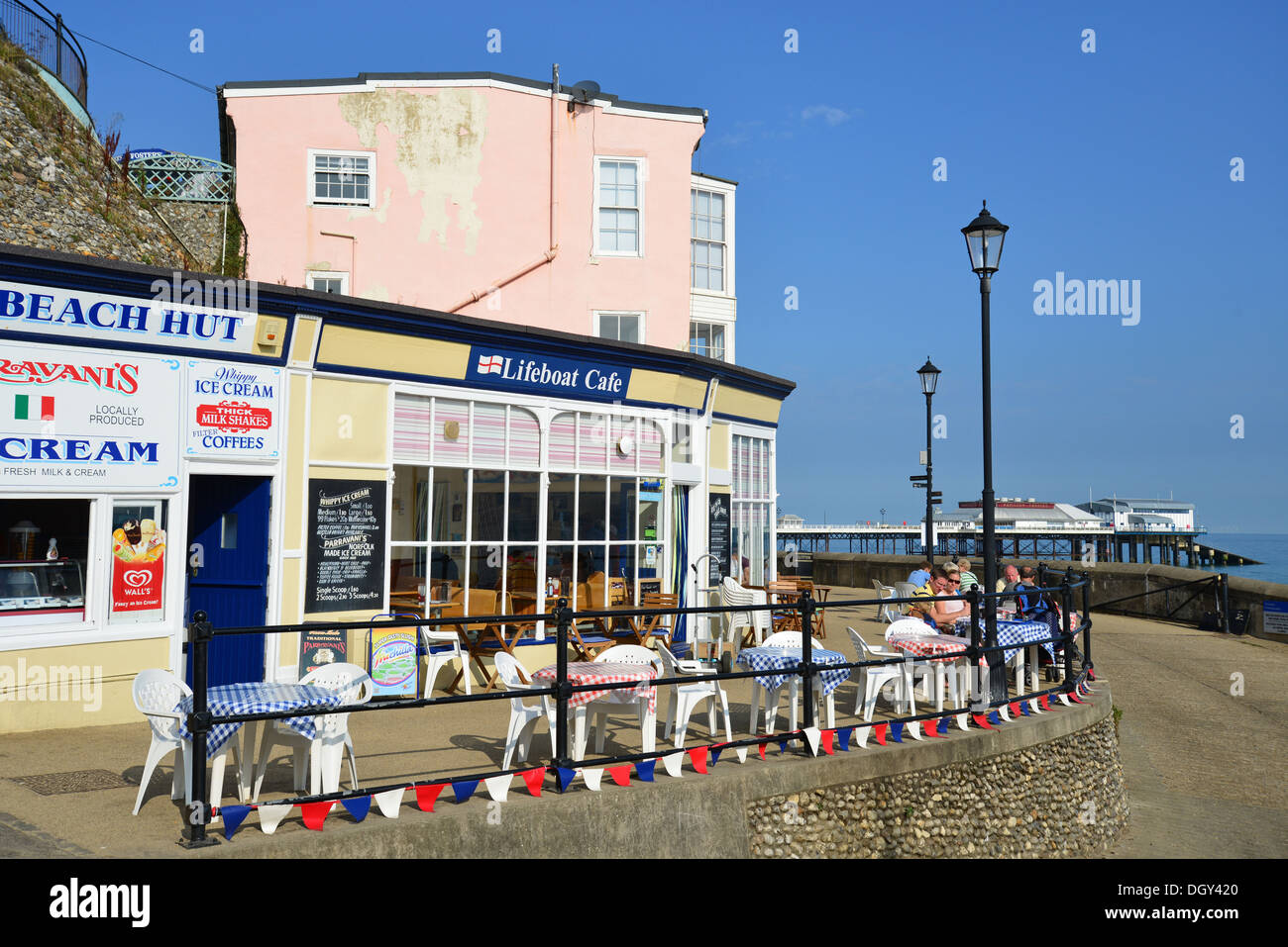 Rettungsboot-Cafe auf der Strandpromenade, Cromer, Norfolk, England, Vereinigtes Königreich England, Vereinigtes Königreich Stockfoto