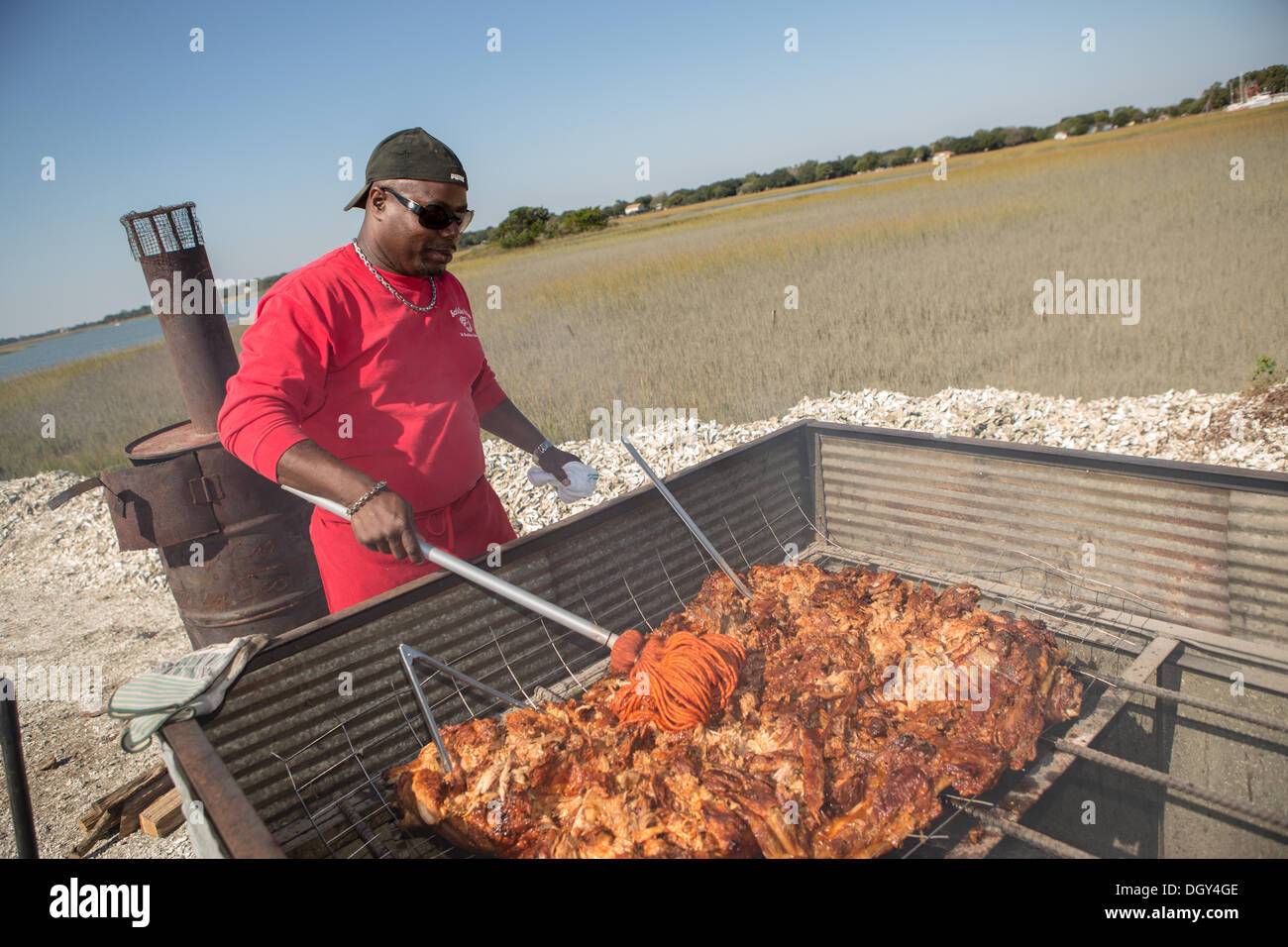 BBQ Pit Master Rodney Scott während kochen es Raw outdoor BBQ-Event auf Bowens Island 26. Oktober 2013 in Charleston, SC. Stockfoto