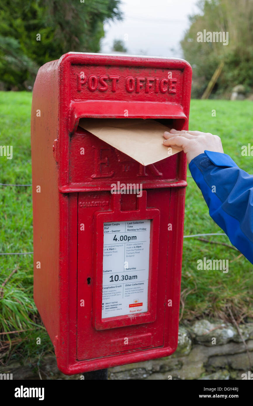 Brief buchen in traditionellen roten Postfach Stockfoto