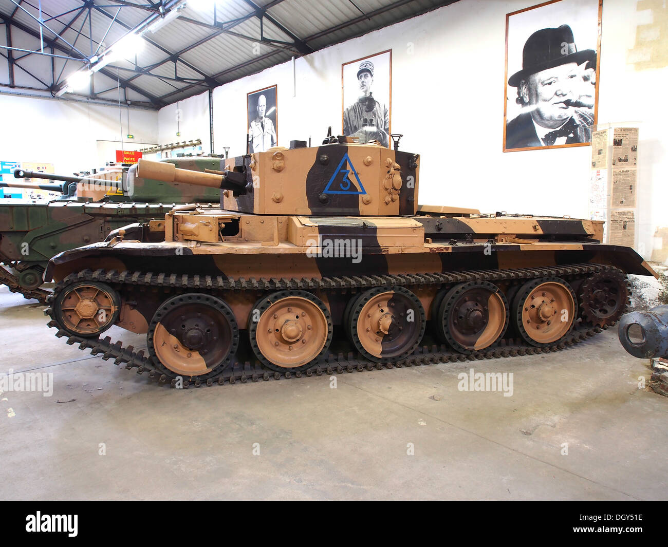 Der Mark VIII Centaur Tank, der sich im Panzermuseum in Saumur befindet, ist ein britischer schwerer Panzer, der während des Zweiten Weltkriegs eingesetzt wurde. Er ist bekannt für seine starke Bewaffnung und Panzerung und spielte eine wichtige Rolle bei den Bodenoperationen der Alliierten. Stockfoto