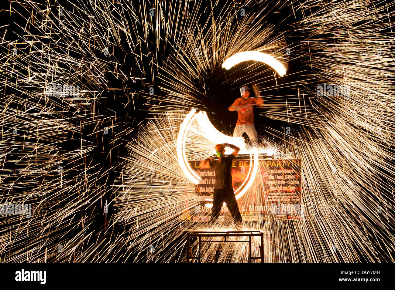 Feuershow am Lamai Strand in Thailand Stockfoto