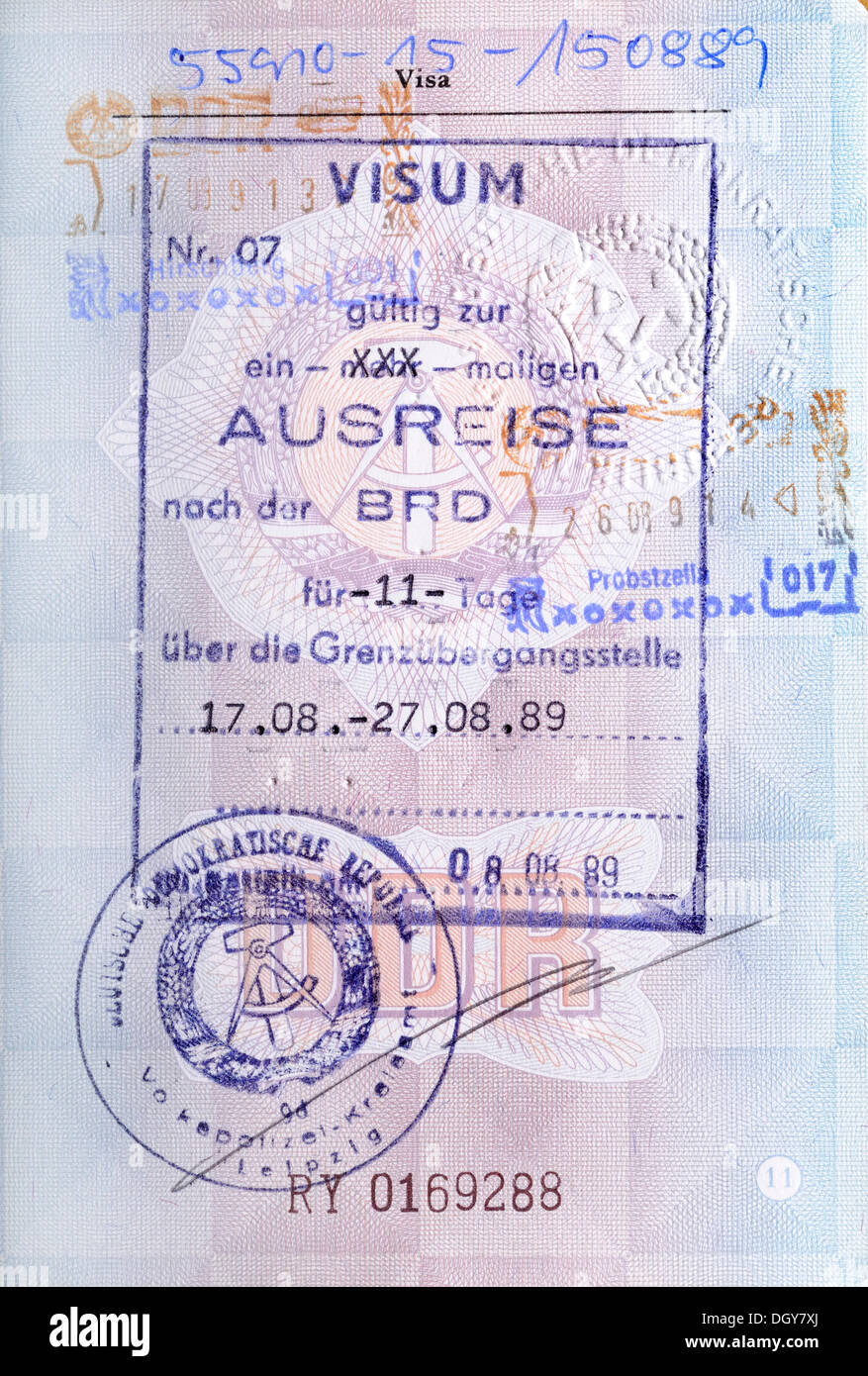 Stempel, Visa für die Ausreise in die Bundesrepublik Deutschland in einem Pass aus der Deutschen Demokratischen Republik Stockfoto