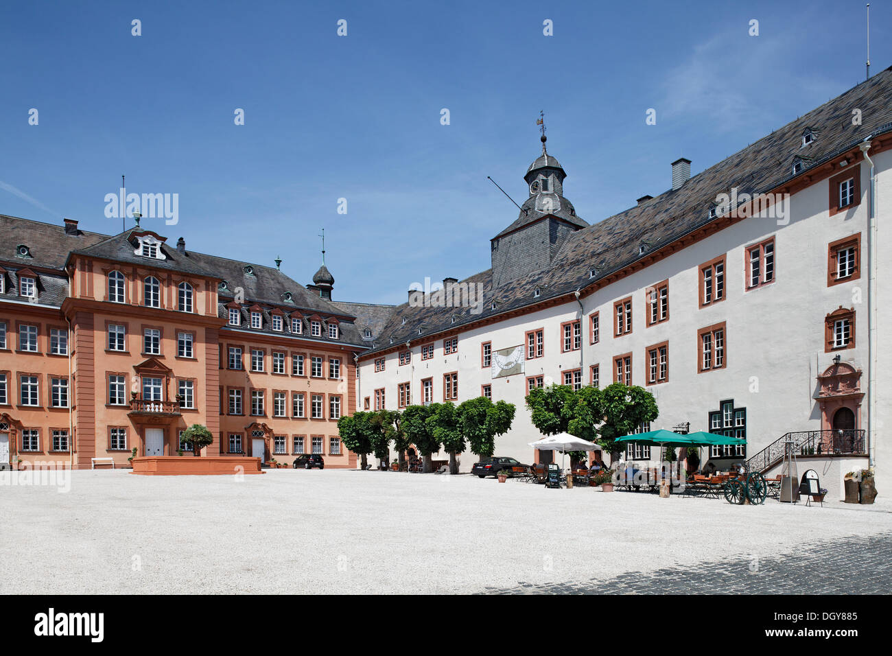 Schloss Platz mit den nördlichen und zentralen Flügeln, Schloss Bad Berleburg Schloss Bad Berleburg, Rothaargebirge Stockfoto