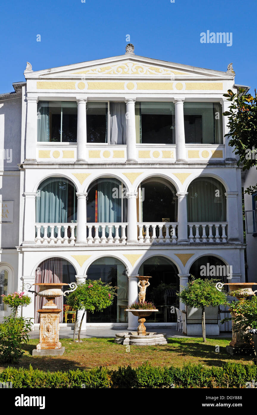 Villa in Resort-Architektur-Stil an der Strandpromenade in der Ostsee resort Binz, Insel Rügen Stockfoto
