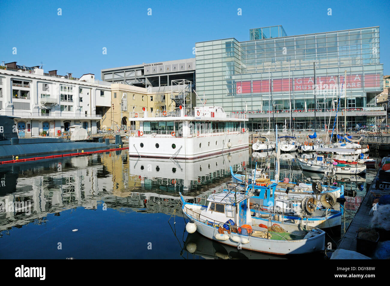Angelboote/Fischerboote des Galata Maritime Museum am alten Hafen, Porto Antico, Genua, Ligurien, Italien, Europa Stockfoto