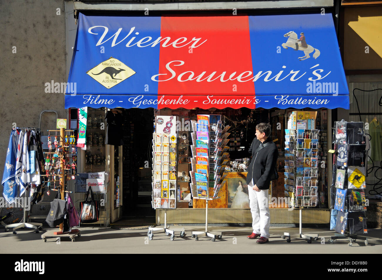 Touristen vor einem Geschäft mit Postkarten und Souvenirs, Wien, Österreich, Europa Stockfoto