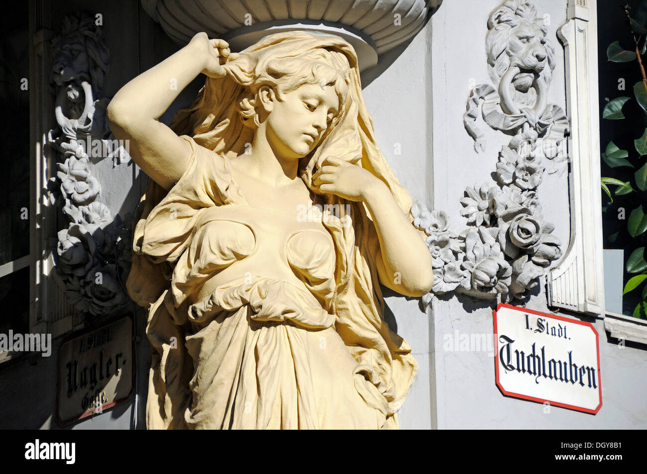 Steinstatue auf der Fassade in der Altstadt von Wien, Austria, Europe Stockfoto