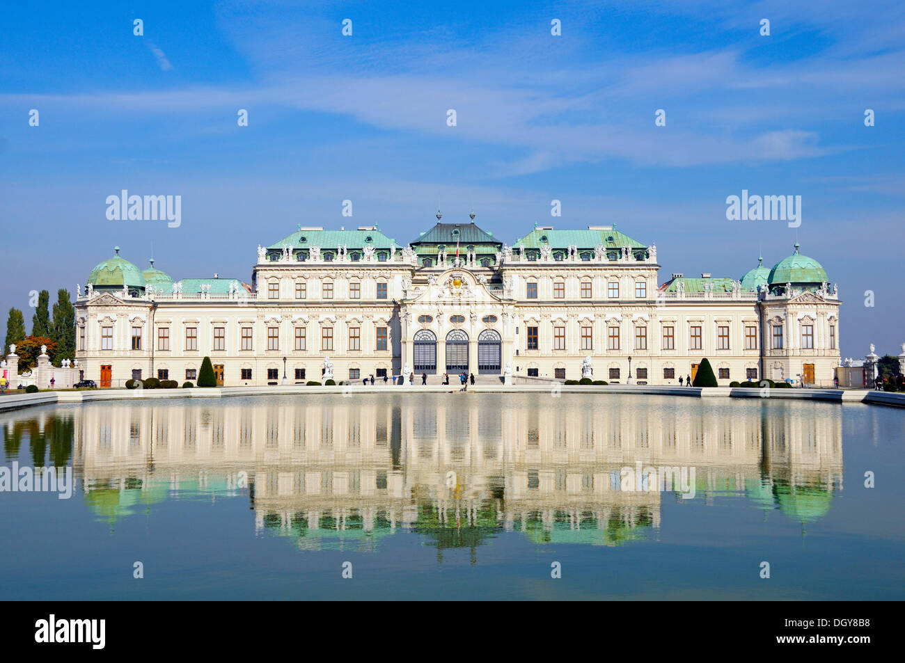 Schloss Belvedere und Brunnen mit seiner Reflexion, Wien, Österreich, Europa Stockfoto